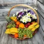 Фруктовая корзина с хризантемами