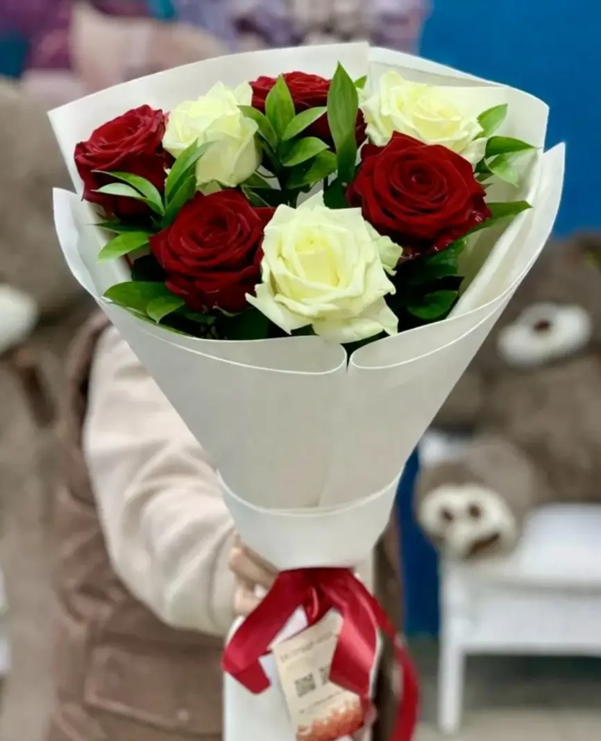 Букет из 7 красно-белых роз