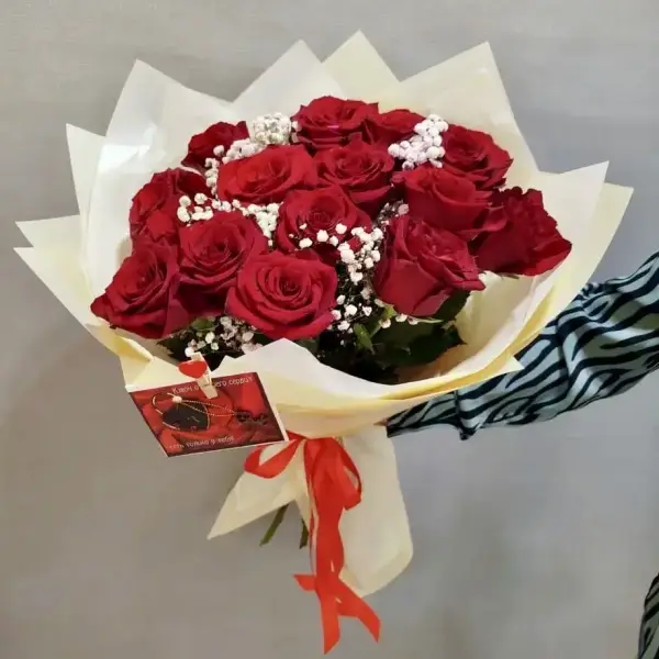 Букет из 15 красных роз с гипсофилой