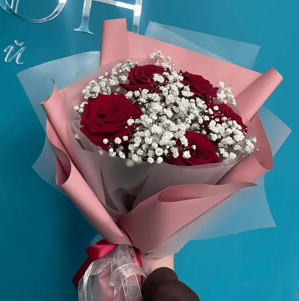 Букет из 5 красных роз с гипсофилой