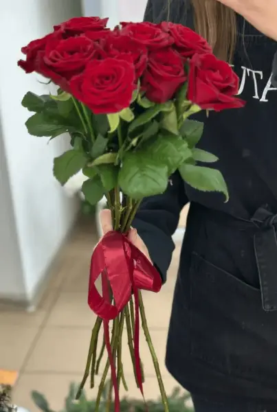Букет из 11 красных роз под ленту