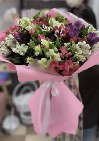Букет из белых и розовых альстромерий