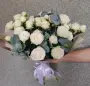 Букет из белых кустовых роз