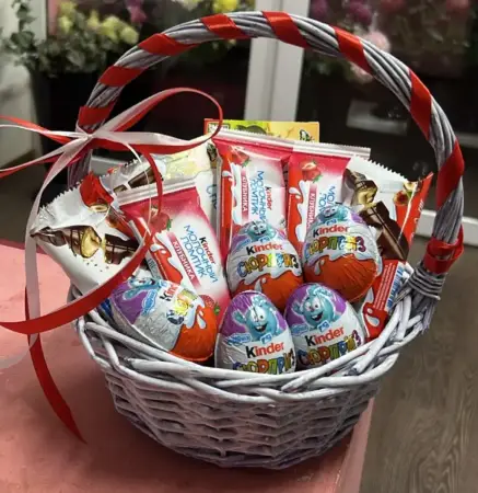 Сладкая корзина с киндерами