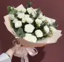 Букет из белых кустовых роз